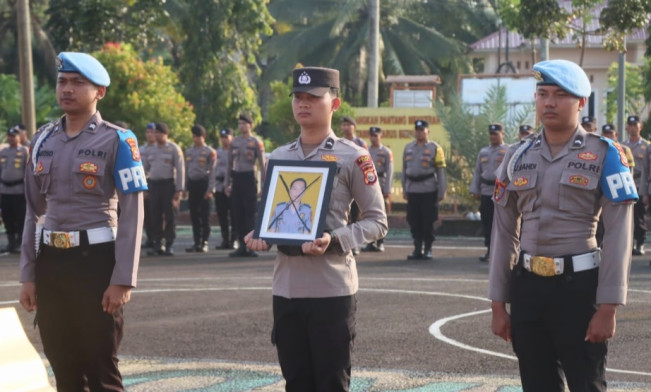 Upacara pemecatan Briptu BN (dalam foto) yang dipimpin langsung oleh Kapolres Kaur AKBP Yuriko Fernanda pada Kamis, 8 Mei 2025. Briptu BN tidak dihadirkan dalam upacara PTDH ini. [Dok. Polisi]